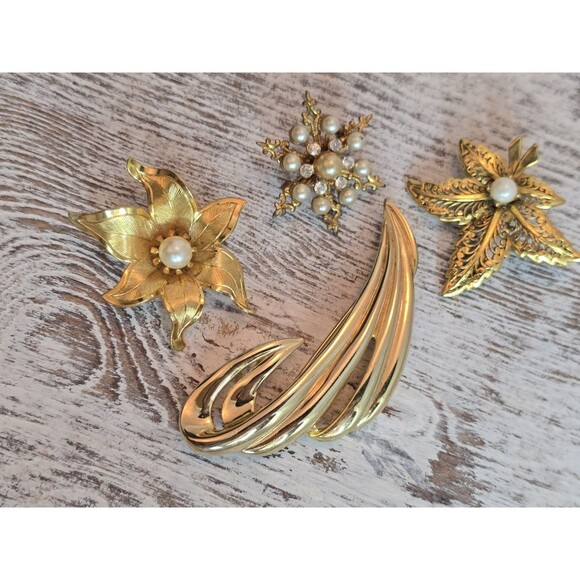 Vintage Gold Tone Brooch 4pc Lot Floral Leaf Pearl Rhinestone Starburst Pin #265 - Picture 11 of 13